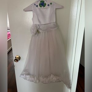 Little Girls white flower girl dress 5-6 years
